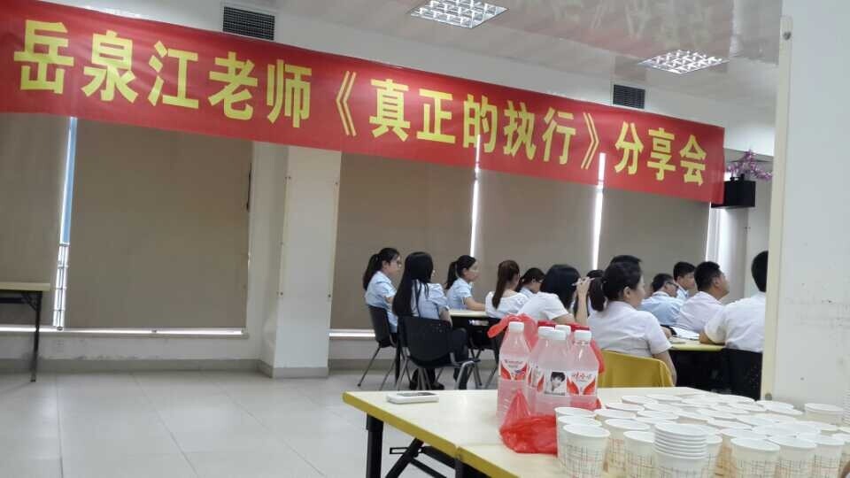 大家認(rèn)真記錄著筆記，不放過(guò)任何一個(gè)知識(shí)點(diǎn)